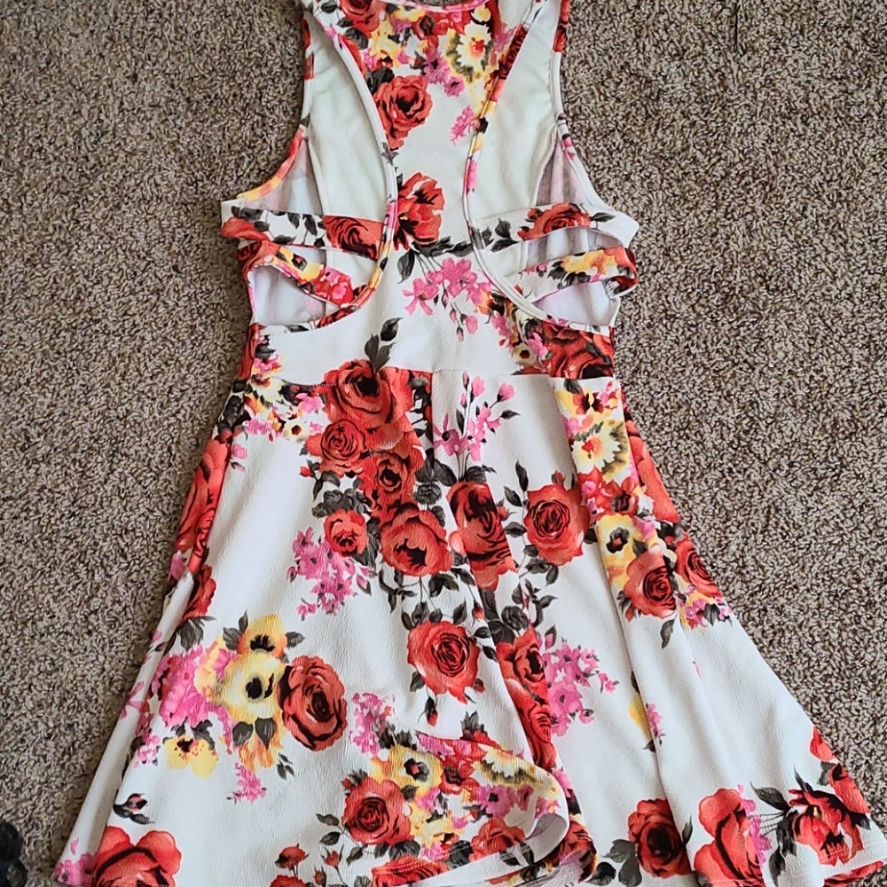 Like new floral sundress - Picture 8 of 8